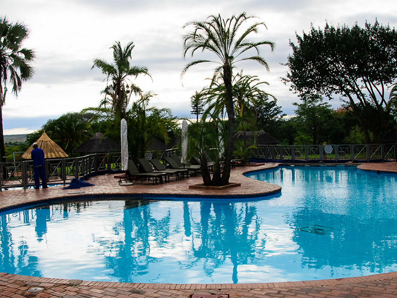 游泳池余氯過(guò)高怎么辦